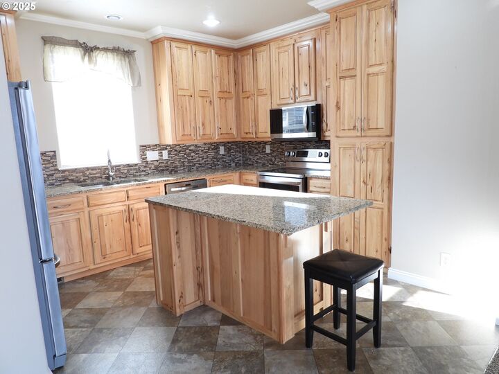 Property Photo:  1903 Golden Way  OR 97058 