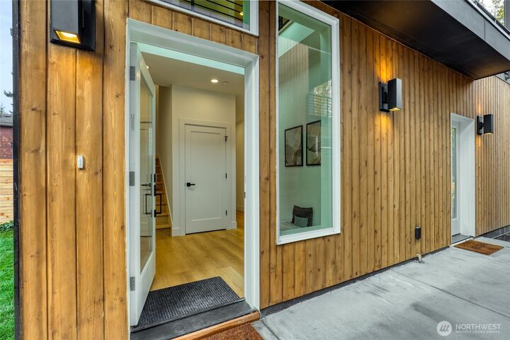 Property Photo:  10626 E Riverside Dr  WA 98011 