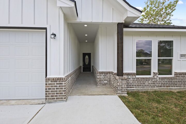 Property Photo:  1815 N 19th St  TX 77627 