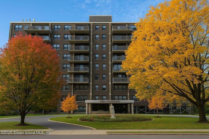 Property Photo:  1100 Clove Road 3G  NY 10301 