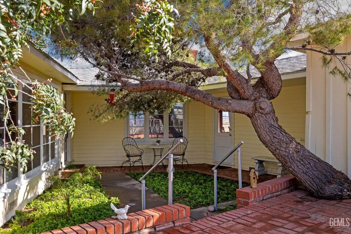 Property Photo:  526 Washington Avenue  CA 93268 