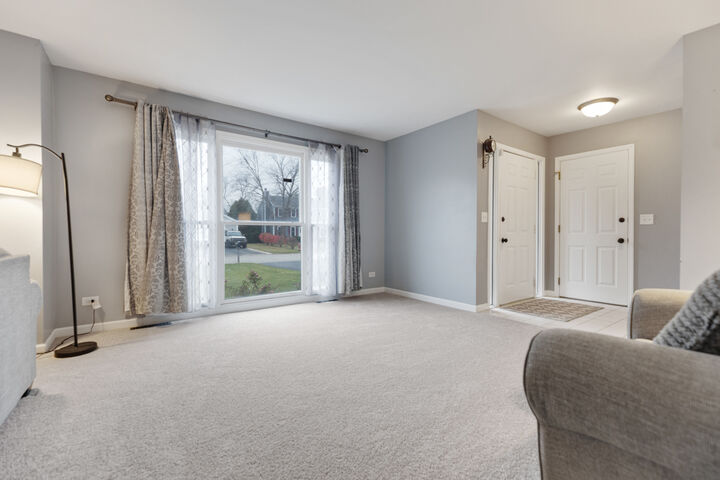 Property Photo: 832 Chestnut Court IL 60152