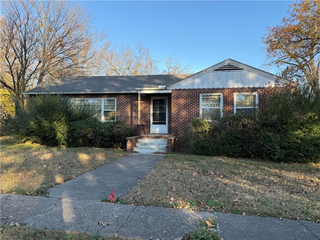 Property Photo:  511 N Wright Street  AR 72761 