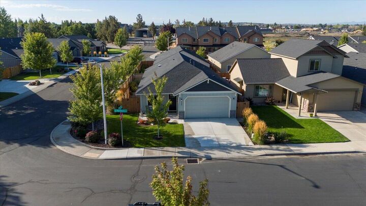 Property Photo: 2920 NW Hemlock Lane OR 97756