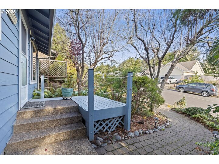 Property Photo: 1420 SW Fairway Dr OR 97394