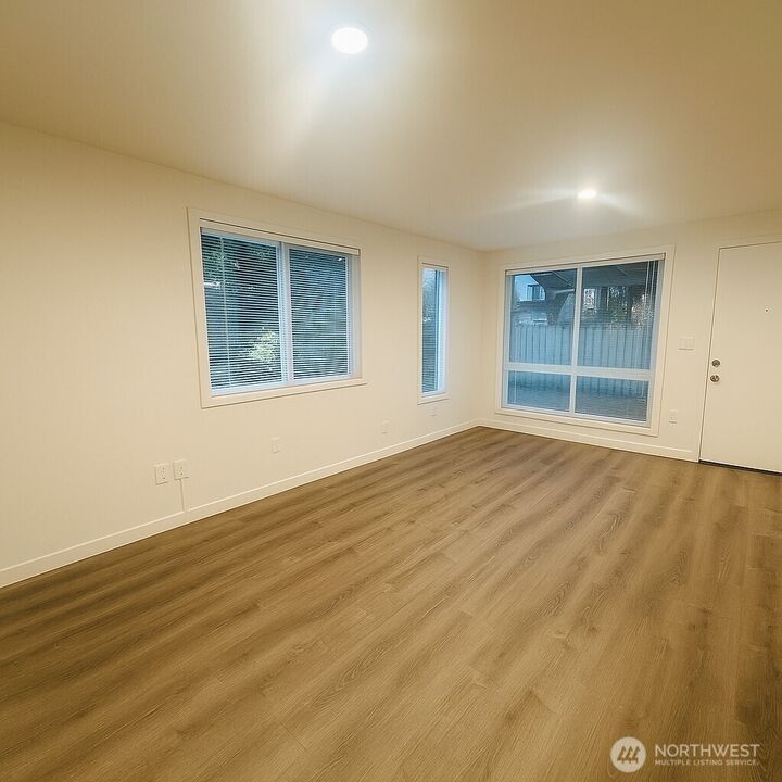 Property Photo:  11211 NE 68th Street 3  WA 98033 