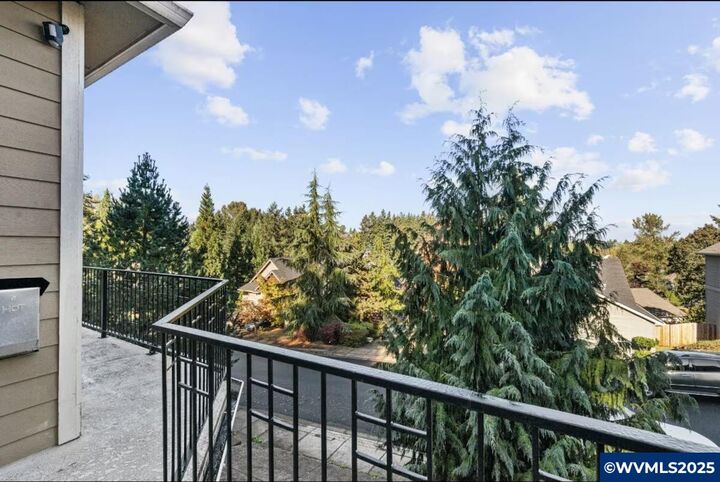 Property Photo:  408 La Cresta Dr  OR 97306 