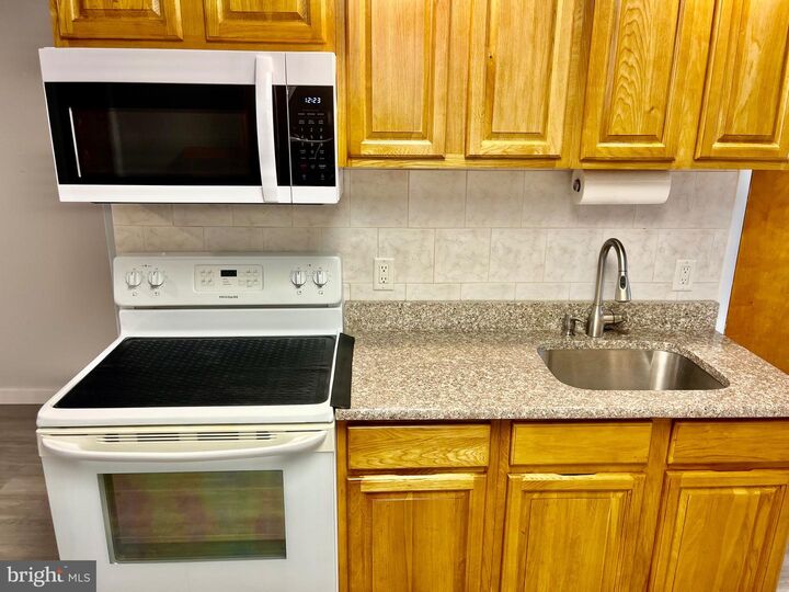 Property Photo:  1304 Jackson Street 1  PA 19148 