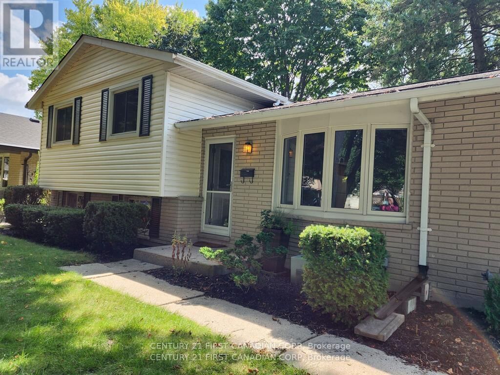 Property Photo:  711 Algoma Avenue Upper Unit  ON N5X 1W4 