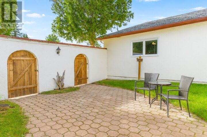 Property Photo: 502 Flinders Avenue ON P9A 3S4