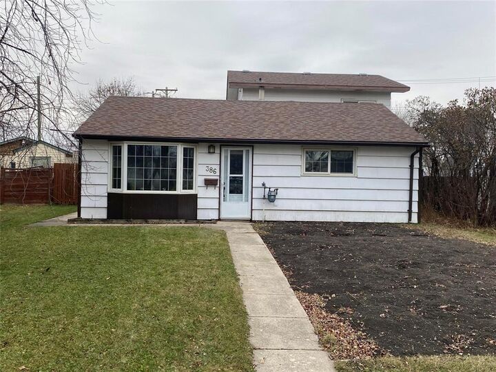 Property Photo: 386 Kent Road MB R2L 1Y1