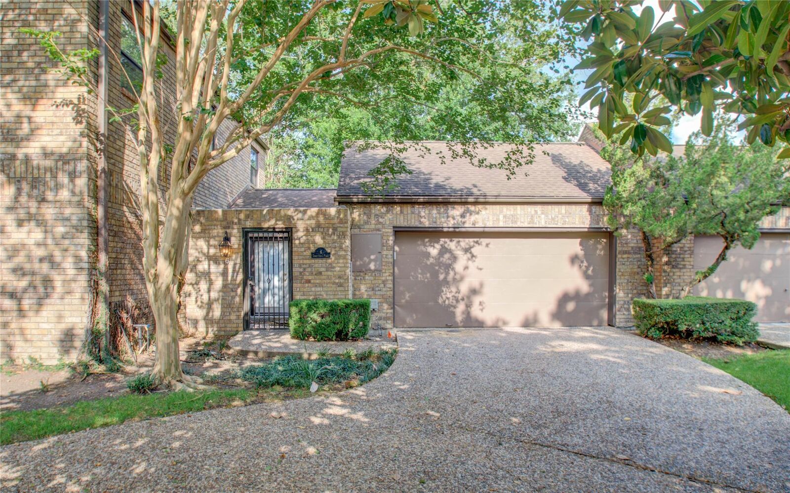 Property Photo: 6 Town Oaks Place TX 77401