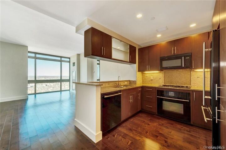 Property Photo:  175 Huguenot Street 2404  NY 10801 