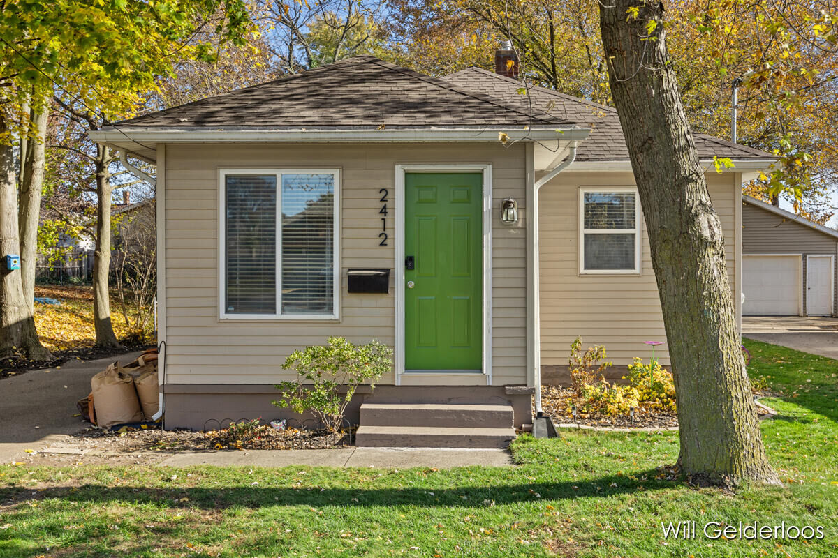 Property Photo:  2412 Taft Avenue SW  MI 49519 