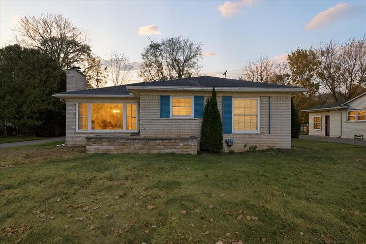 421 S Williamsbury Road  Bloomfield Twp MI 48301 photo
