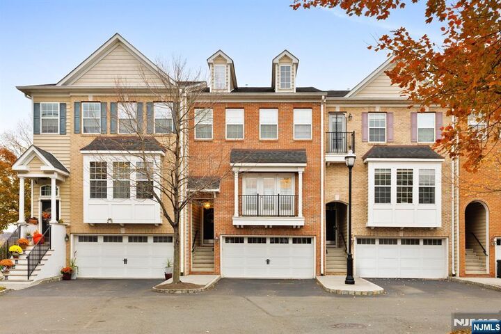 Property Photo:  27 Creekside Court  NJ 07094 