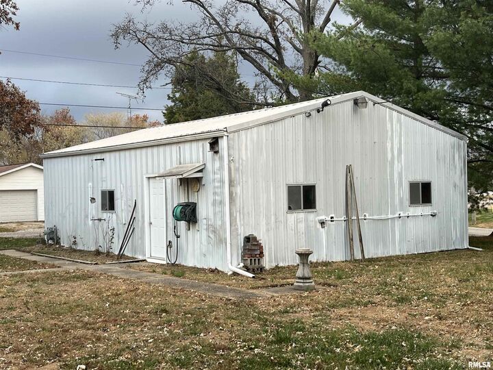 Property Photo:  1000 Dover Street  IL 62801-0000 