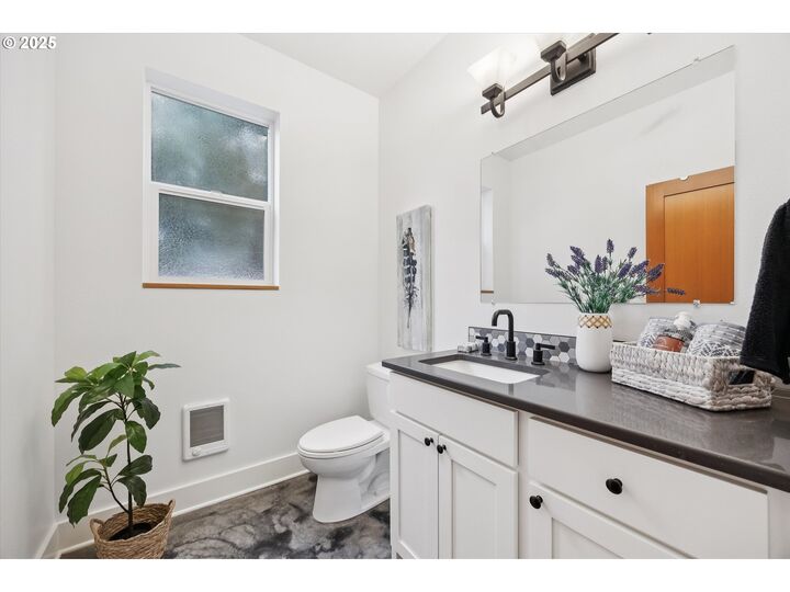 Property Photo: 6443 NE 33rd Ave B OR 97211