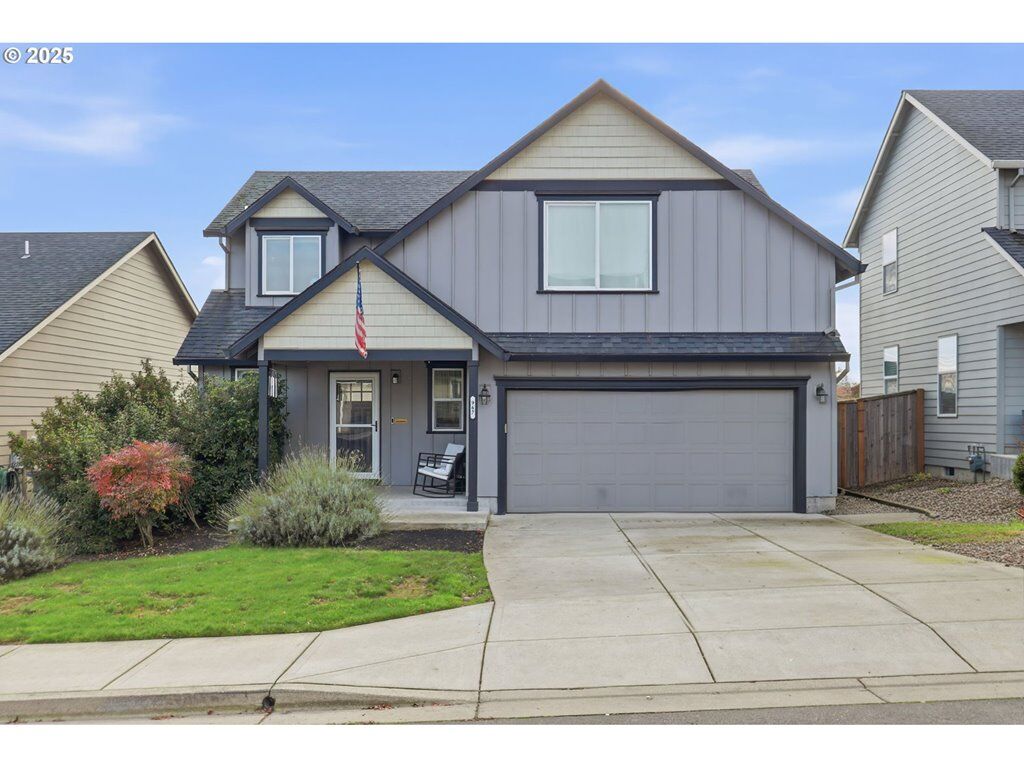 Property Photo:  967 E 16th St  OR 97127 