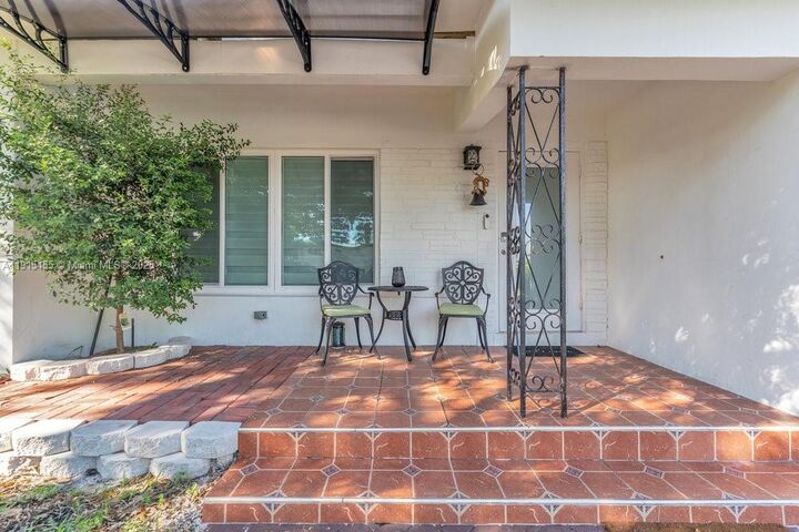 Property Photo:  801 NE 19th Ter  FL 33304 