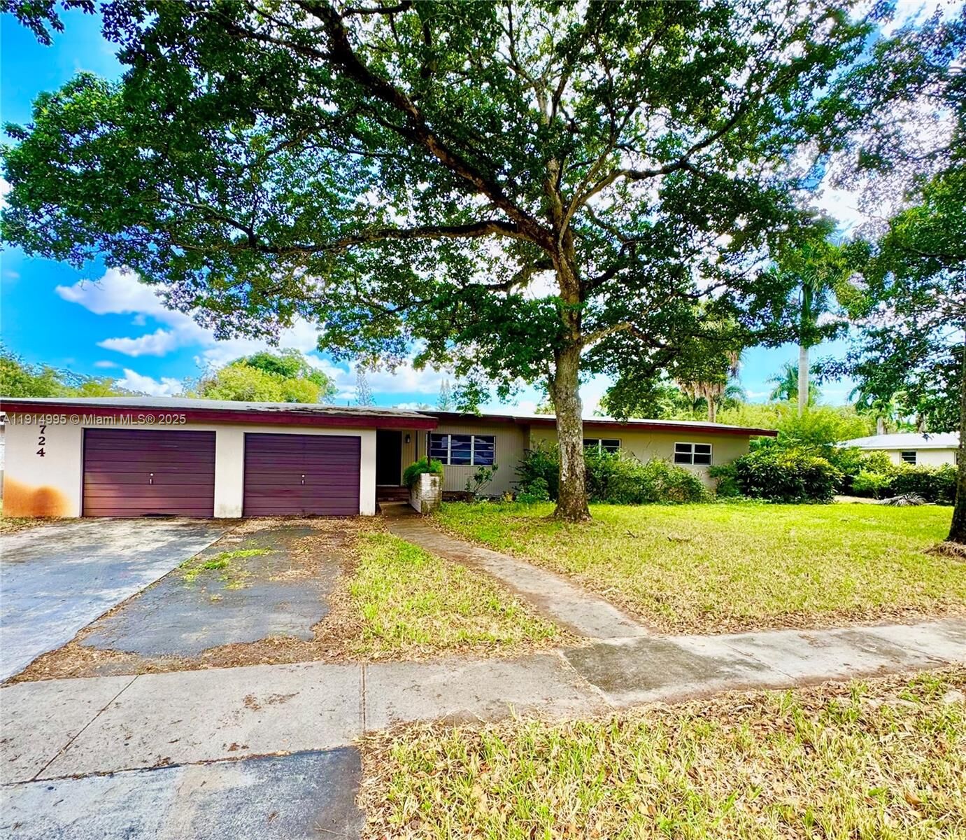Property Photo:  724 Garden Ct  FL 33317 