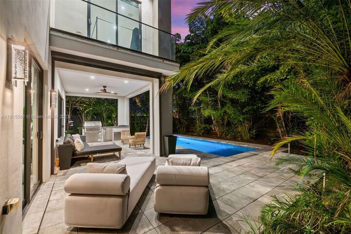 Property Photo:  624 N Victoria Park Rd  FL 33304 