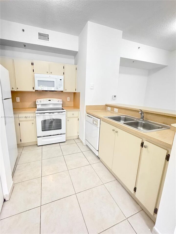 Property Photo: 7280 NW 114th Ave 101-8 FL 33178