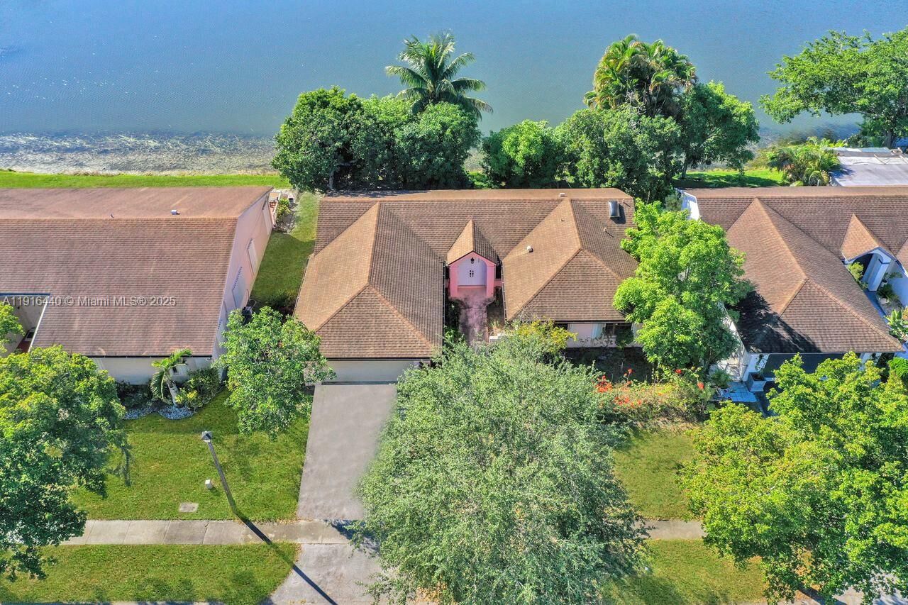 Property Photo:  2350 E Lake Miramar Cir  FL 33025 