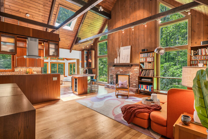 Property Photo:  522 Peddlers Road  CT 06437 