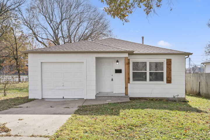 Property Photo:  304 E Cofield Street  MO 65605 