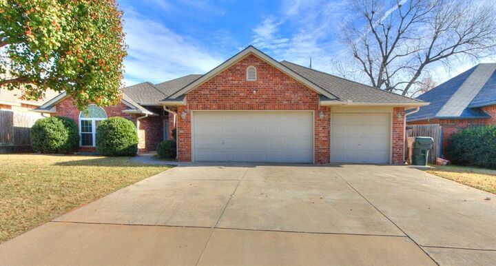 Property Photo:  681 Crescent Circle  OK 73110 