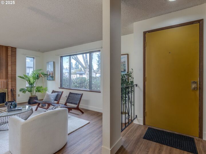 Property Photo:  865 NE 90th Ave  OR 97220 