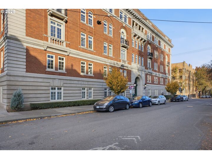 Property Photo:  2015 NW Flanders St 214  OR 97209 