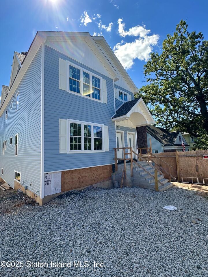 Property Photo:  556 Drumgoole Road E  NY 10312 