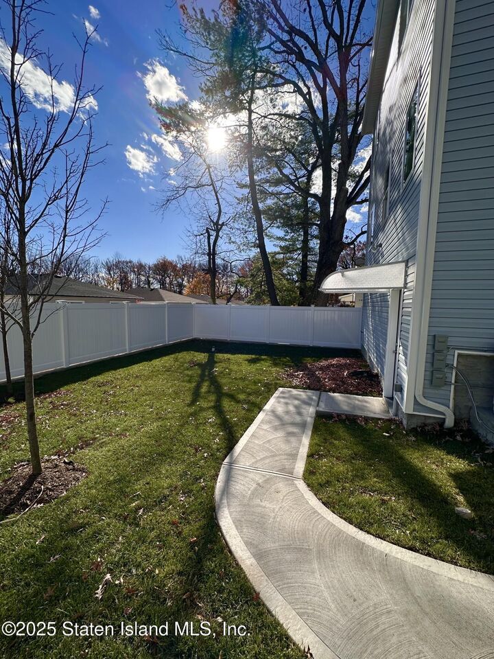 Property Photo:  556 Drumgoole Road E  NY 10312 