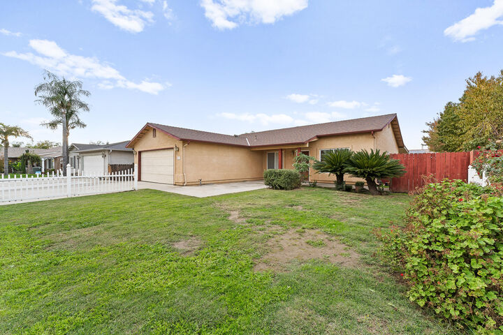 Property Photo: 202 E Robin Avenue CA 93291