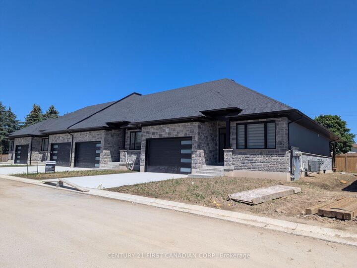 Photo de la propriété:  32 Postma Crescent 8  ON N0M 1A0 