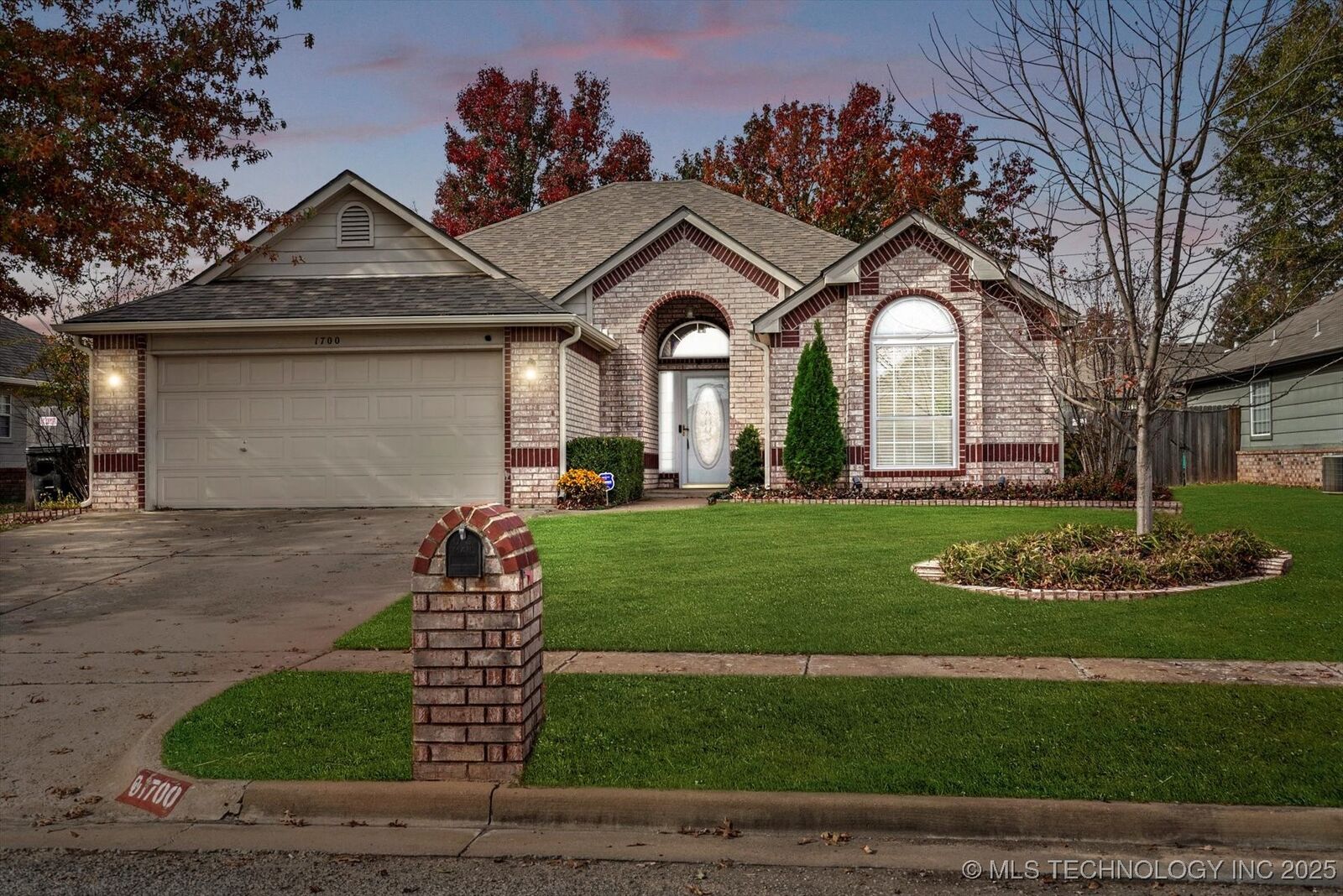 Property Photo:  1700 S Maple Avenue  OK 74012 