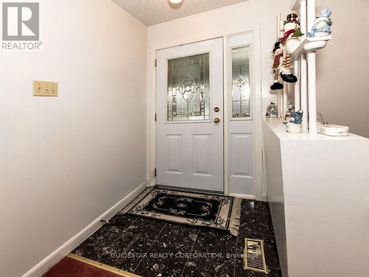 Property Photo:  1313 Rideout Crescent  ON K2C 2X9 