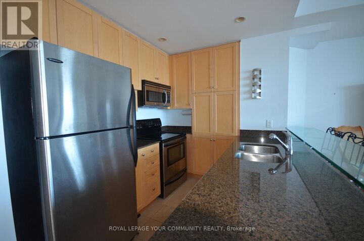 Property Photo:  218 Queens Quay West 1707  ON M5J 2Y6 