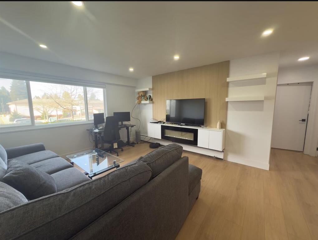 Property Photo:  11816 88 Avenue 218  BC V4C 3C5 