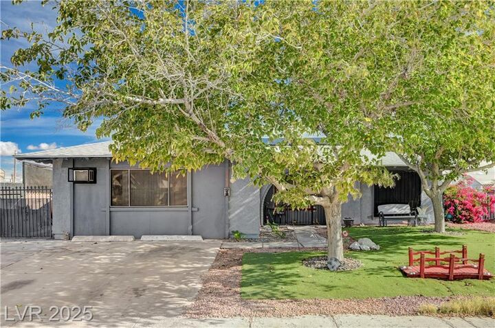 Property Photo: 4952 Roswell Street NV 89120