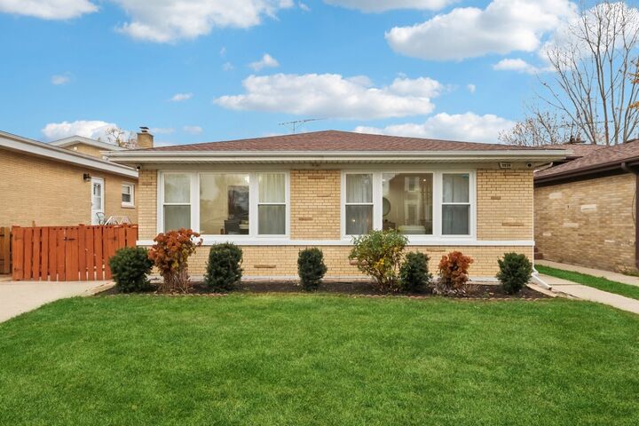 3836 W Estes Avenue  Lincolnwood IL 60712 photo