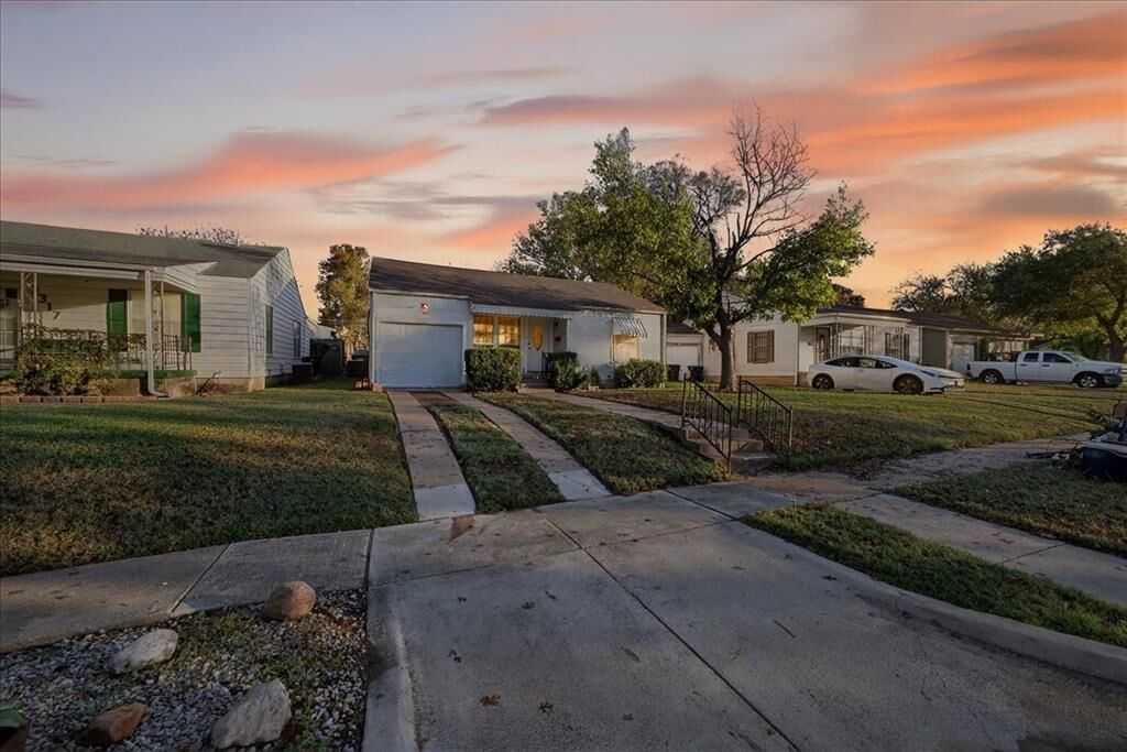 Property Photo: 3321 Purington Avenue TX 76103