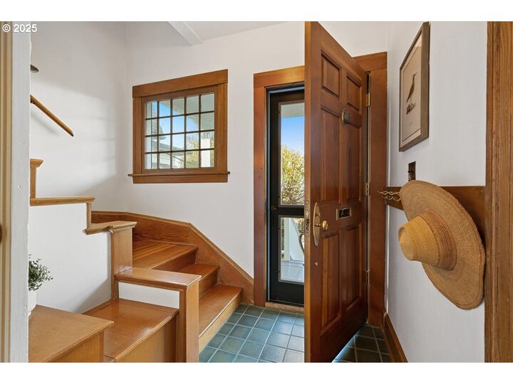 Property Photo:  2908 NW Thurman St  OR 97210 