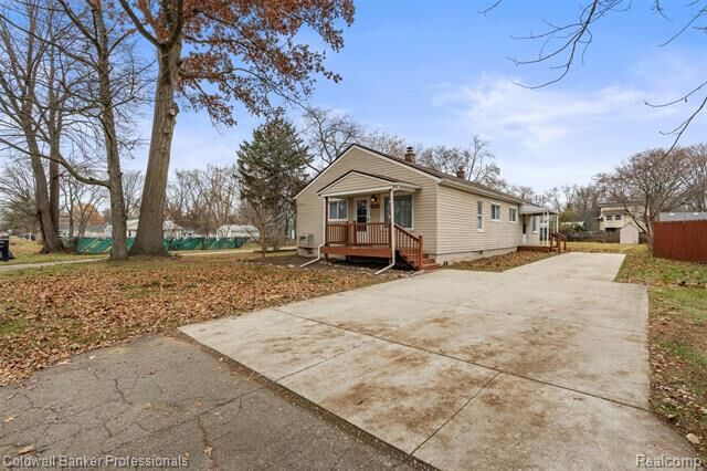 18288 Deering Street  Livonia MI 48152 photo