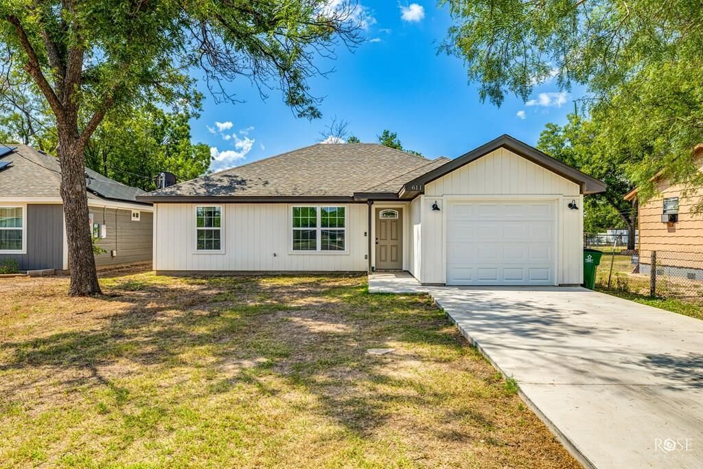Property Photo: 611 E 25th St TX 76903