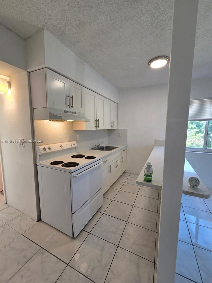 Property Photo: 1400 N 17th Ave 16 FL 33020