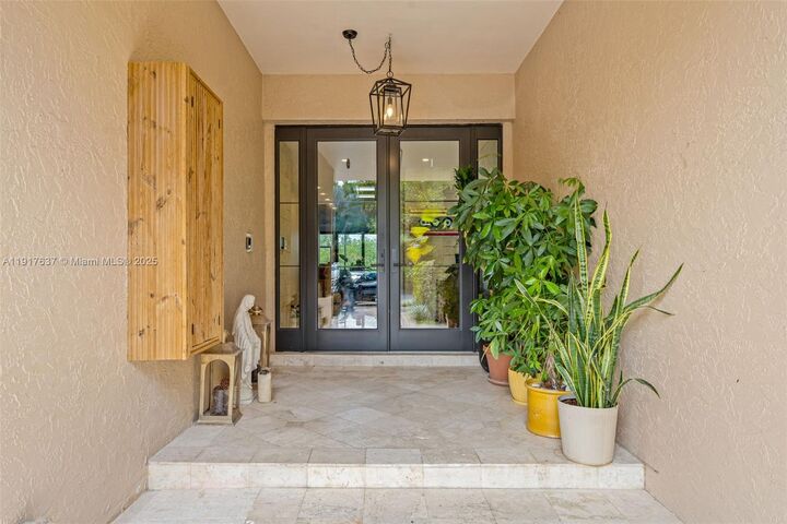 Property Photo:  6124 Paradise Point Dr 6124  FL 33157 