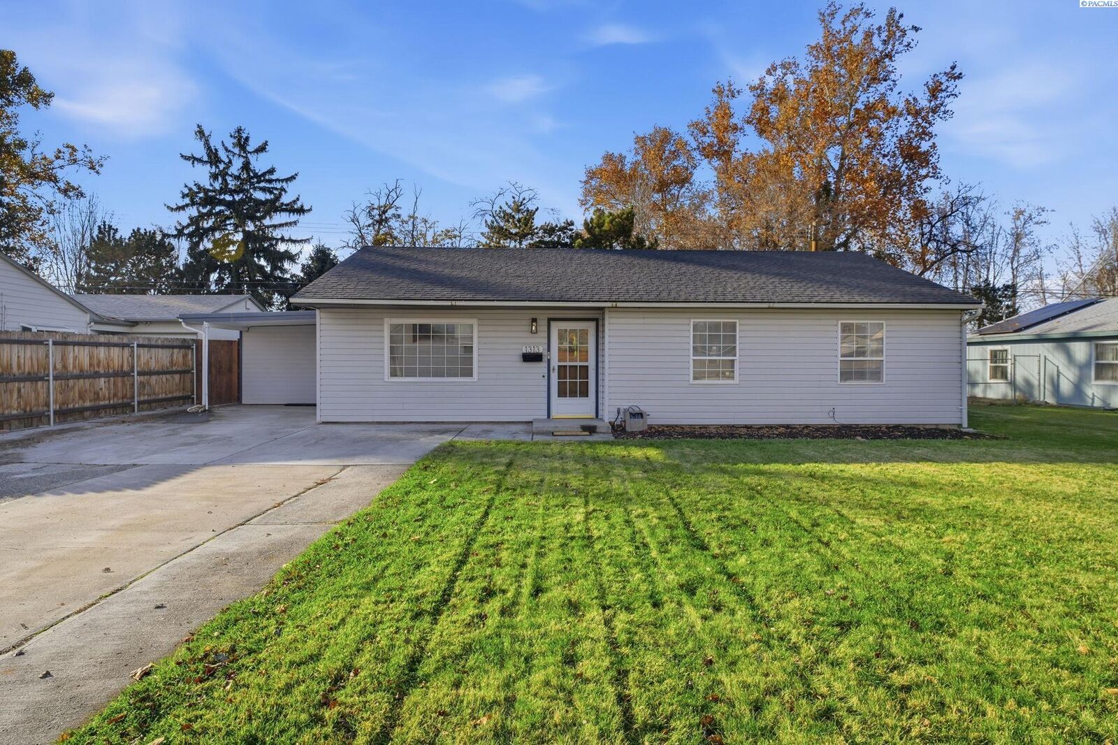 Property Photo: 1313 Cottonwood Drive WA 99354